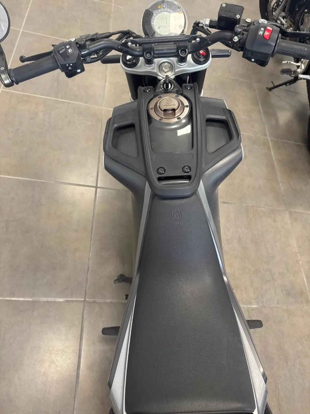 Husqvarna Svartpilen 401 (2021 - 23) (6)