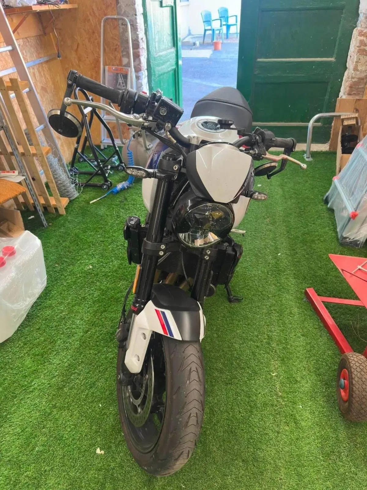 Triumph Trident 660 Triple Tribute Edition (2024) (2)