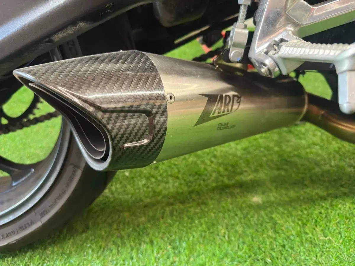 Triumph Trident 660 Triple Tribute Edition (2024) (4)