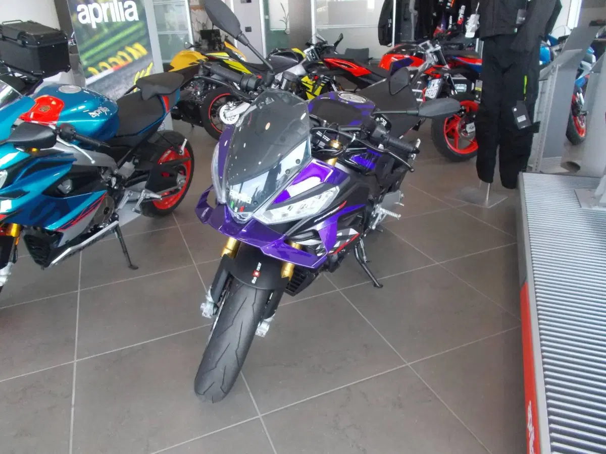 Aprilia Tuono V4 Factory (2025 - 26) (2)