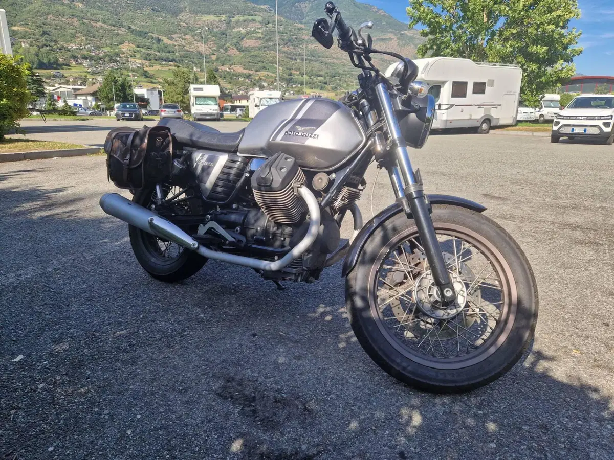 Moto Guzzi V7 II Special (2015 - 17) (2)