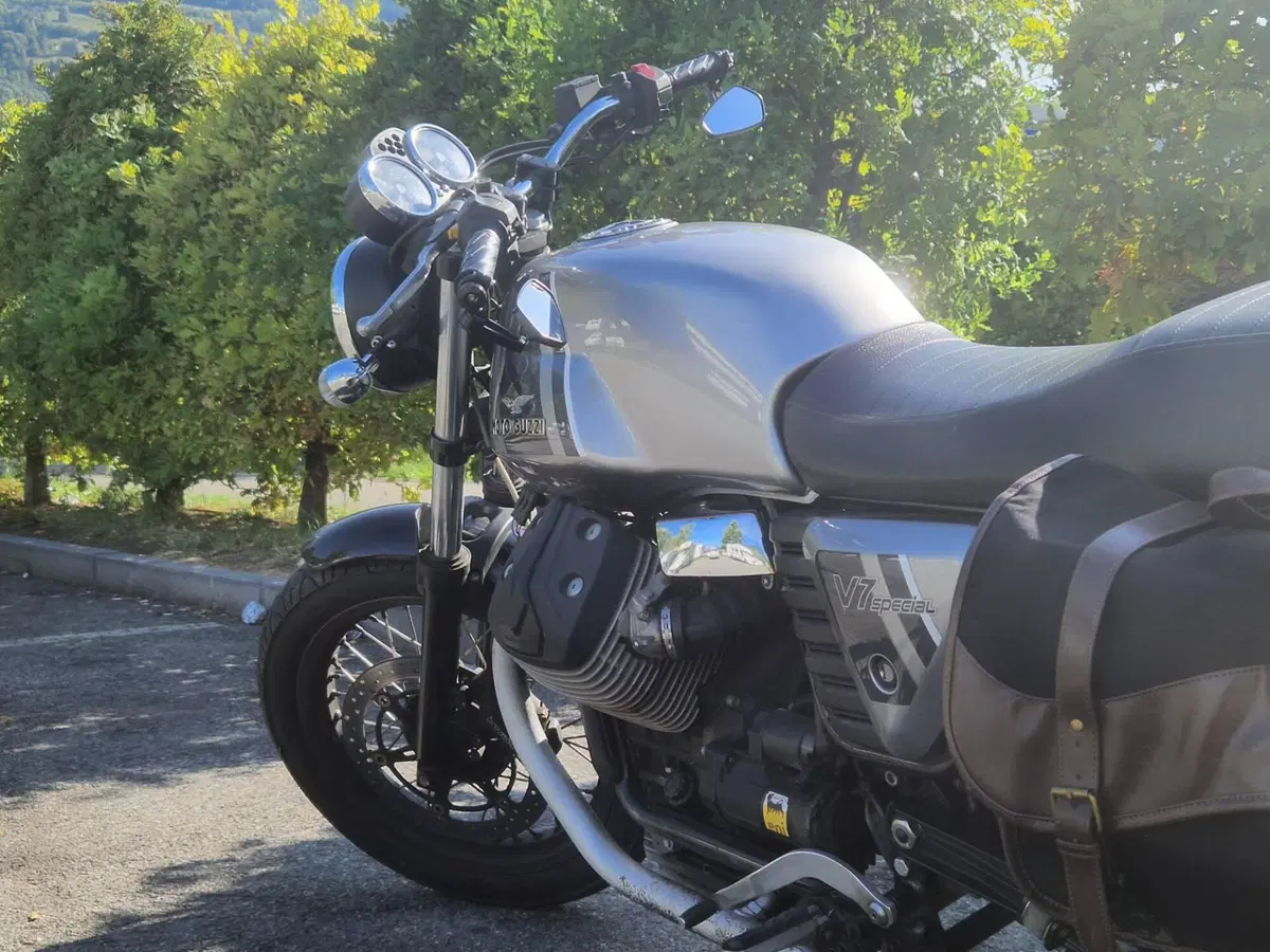 Moto Guzzi V7 II Special (2015 - 17) (7)