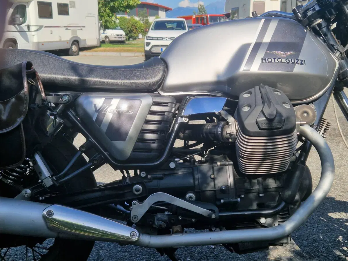 Moto Guzzi V7 II Special (2015 - 17) (9)