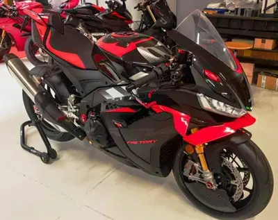Aprilia RSV4 1100 Factory (2025 - 26) usata