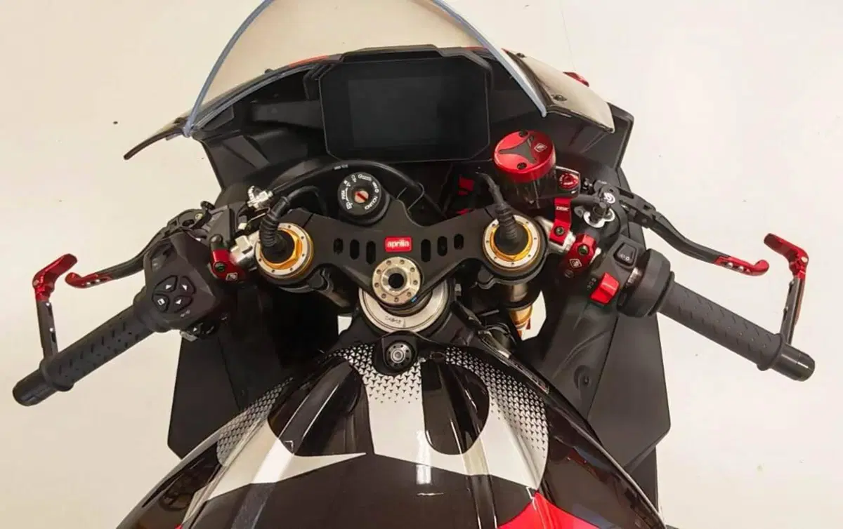 Aprilia RSV4 1100 Factory (2025 - 26) (3)