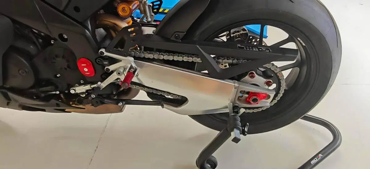 Aprilia RSV4 1100 Factory (2025 - 26) (6)