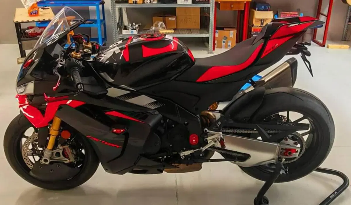 Aprilia RSV4 1100 Factory (2025 - 26) (8)