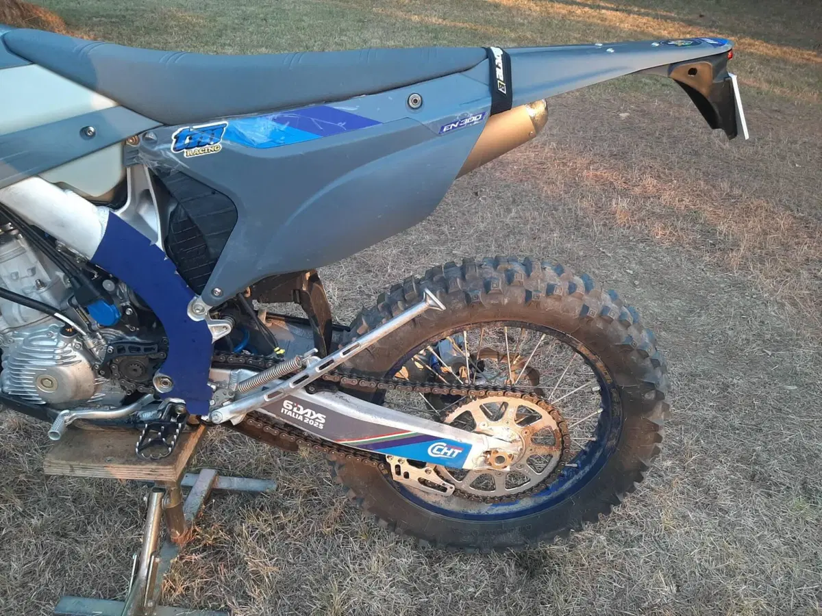 Tm Moto EN 300 Fi ES 2T (2025) (4)