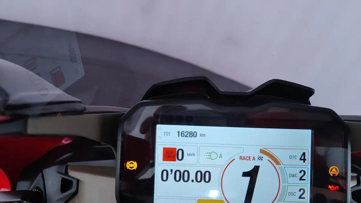 Ducati Panigale V4 S 1100 (2021) (18)