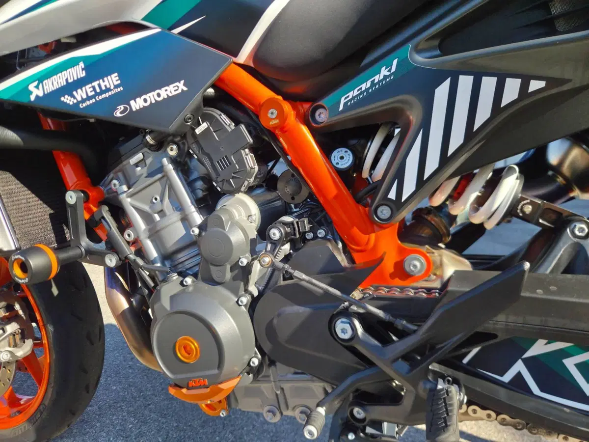 KTM 890 Duke R (2021) (4)