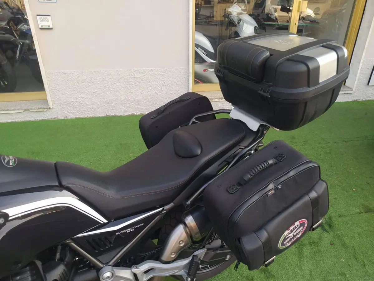 Moto Guzzi V85 TT Guardia d'Onore (2022 - 23) (7)