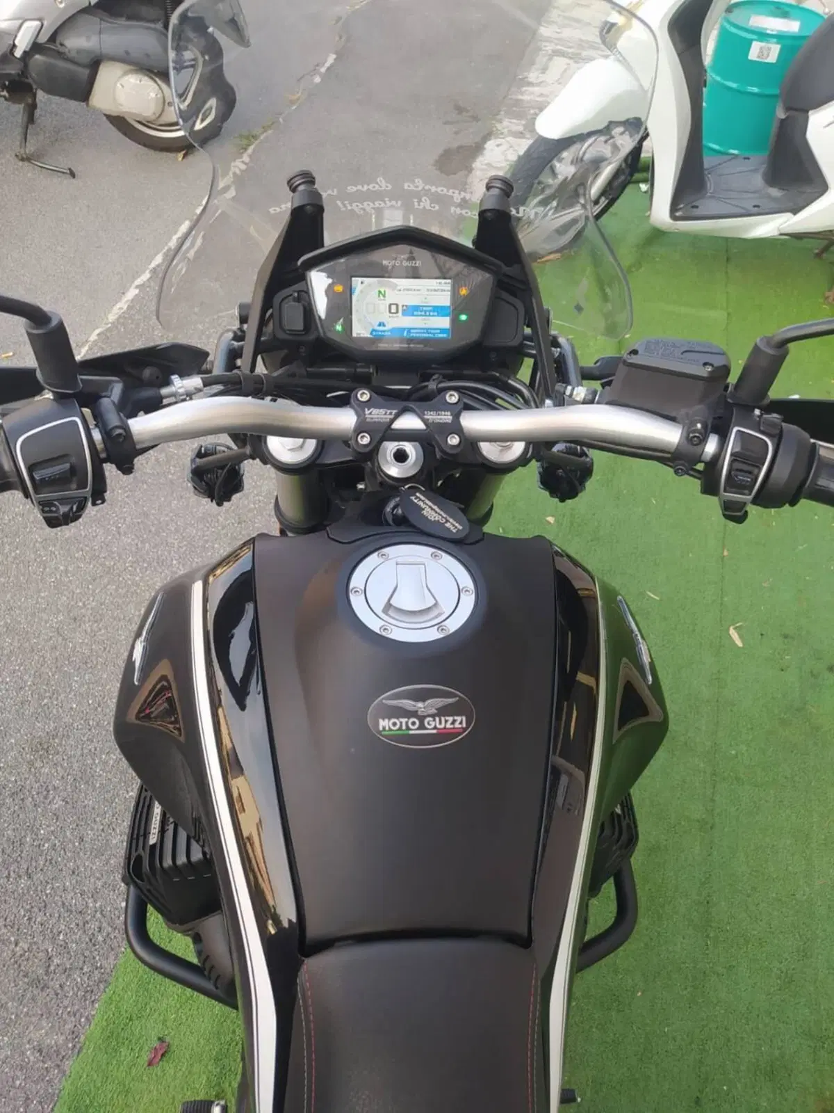 Moto Guzzi V85 TT Guardia d'Onore (2022 - 23) (8)
