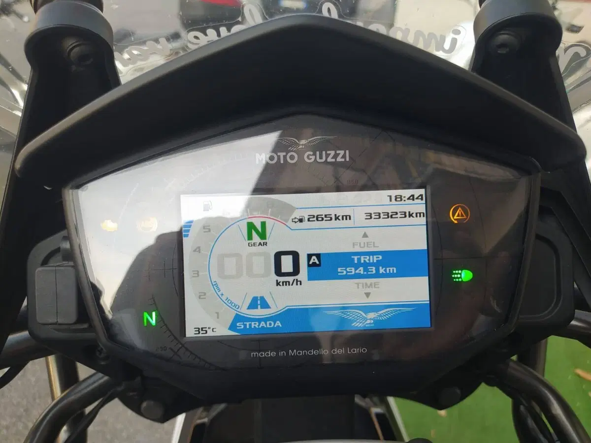 Moto Guzzi V85 TT Guardia d'Onore (2022 - 23) (9)