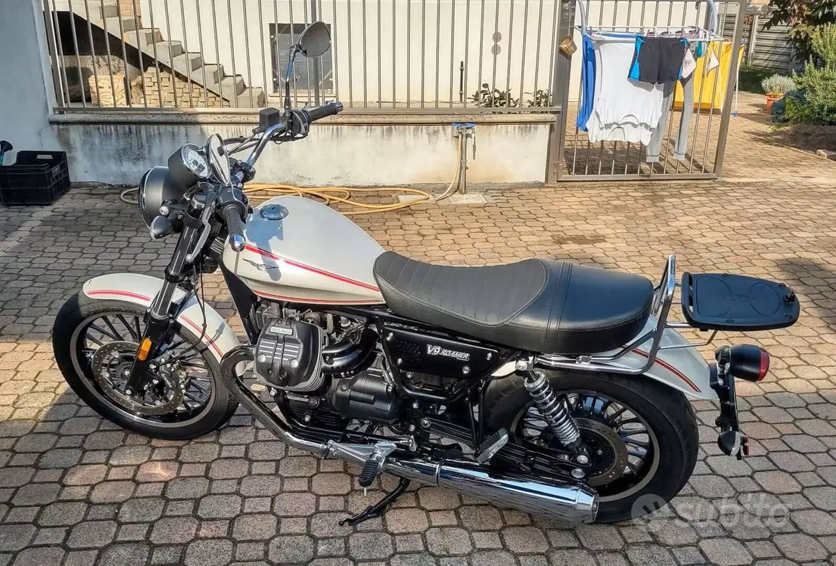 Moto Guzzi V9 Roamer (2016 - 18) (2)