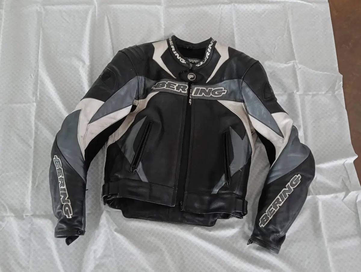 Giacca Moto in Pelle BERING - Taglia M - Ottime Co