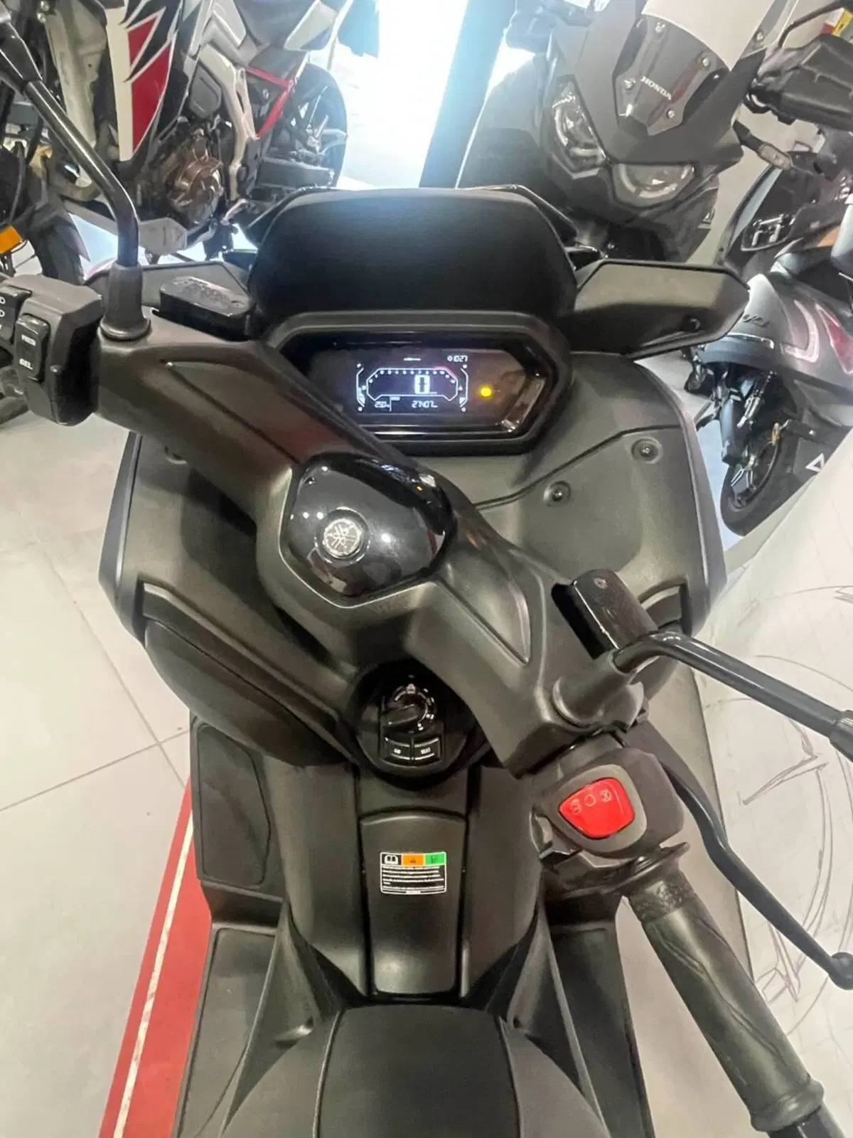 Yamaha X-Max 300 (2021 - 24) (9)