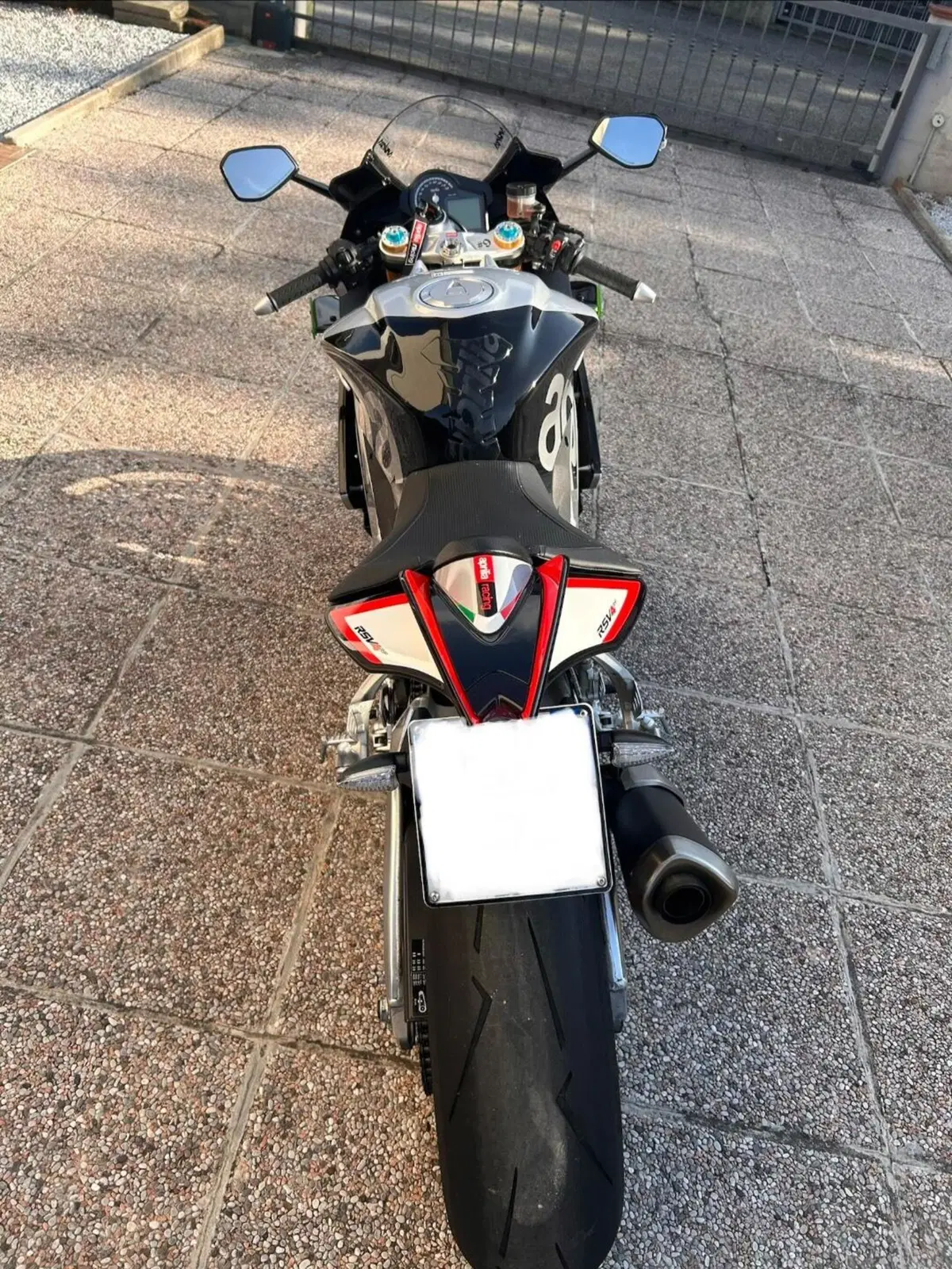 Aprilia RSV4 RF ABS (2015 - 17) (2)