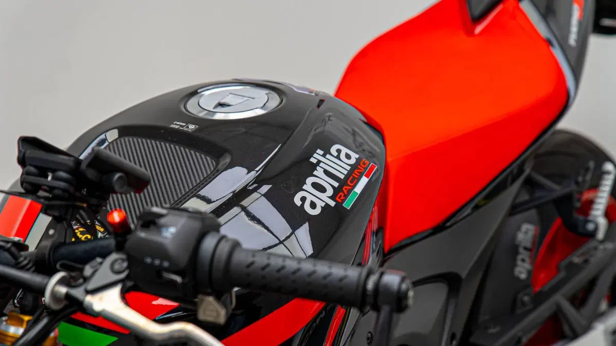 Aprilia Tuono V4 Factory (2021 - 24) (12)