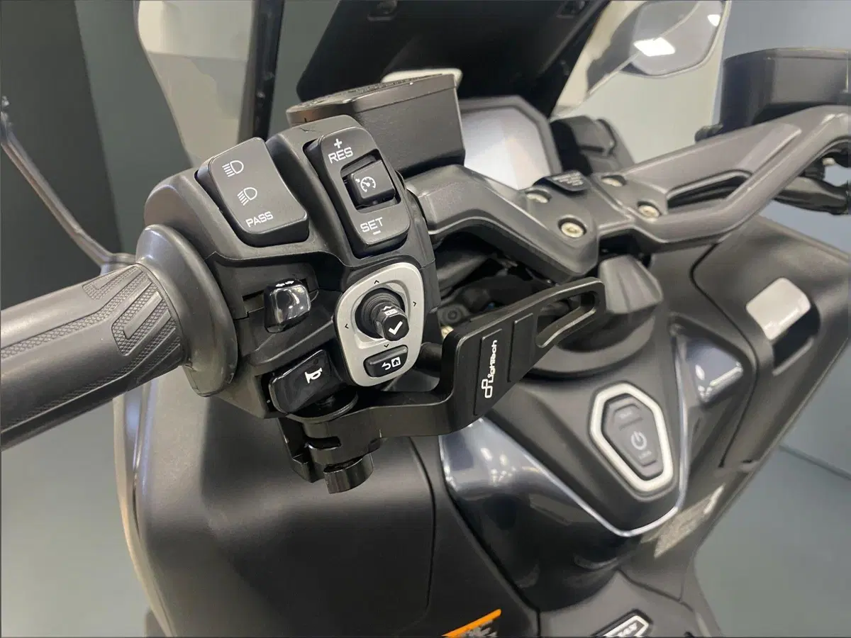 Yamaha T-Max 560 Tech Max (2022 - 24) (9)