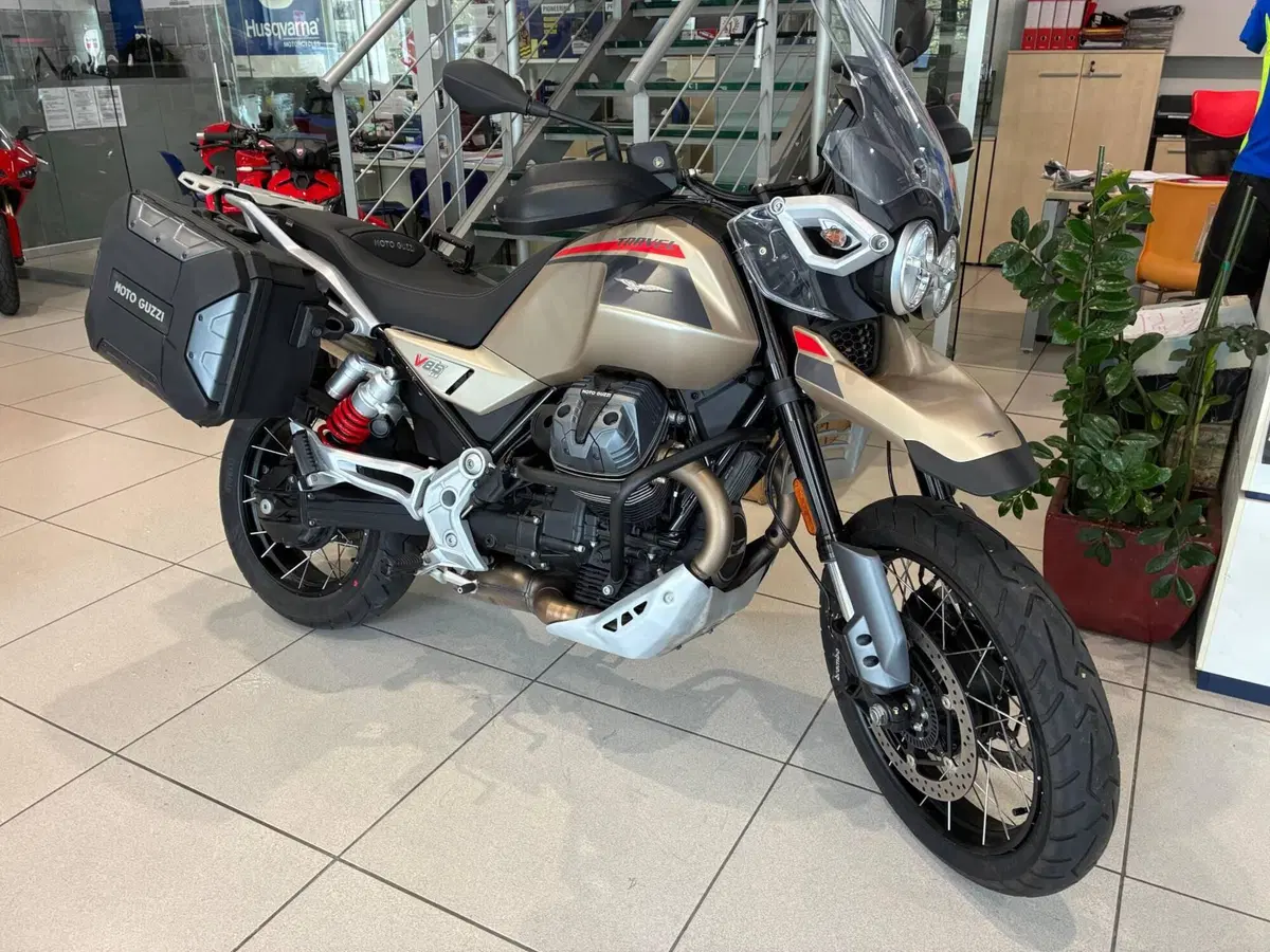 Moto Guzzi V85 TT Travel (2024 - 26) (2)
