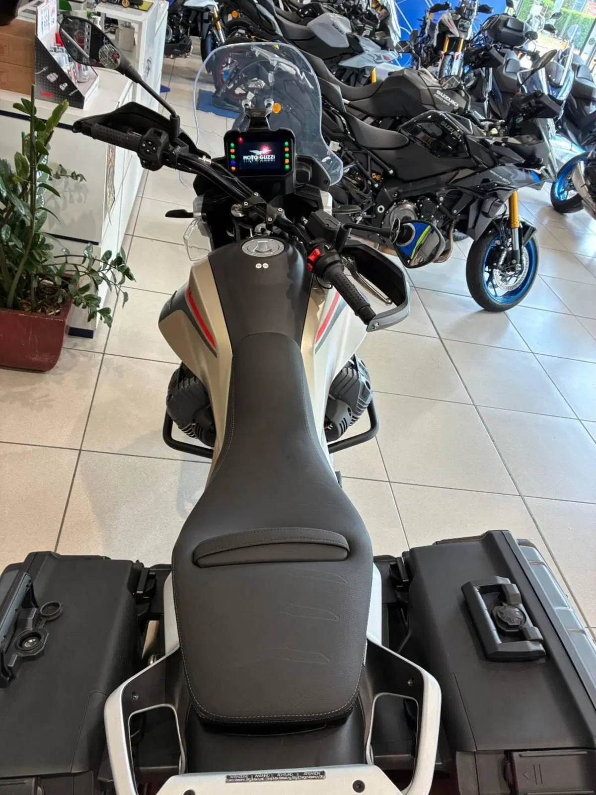 Moto Guzzi V85 TT Travel (2024 - 26) (7)