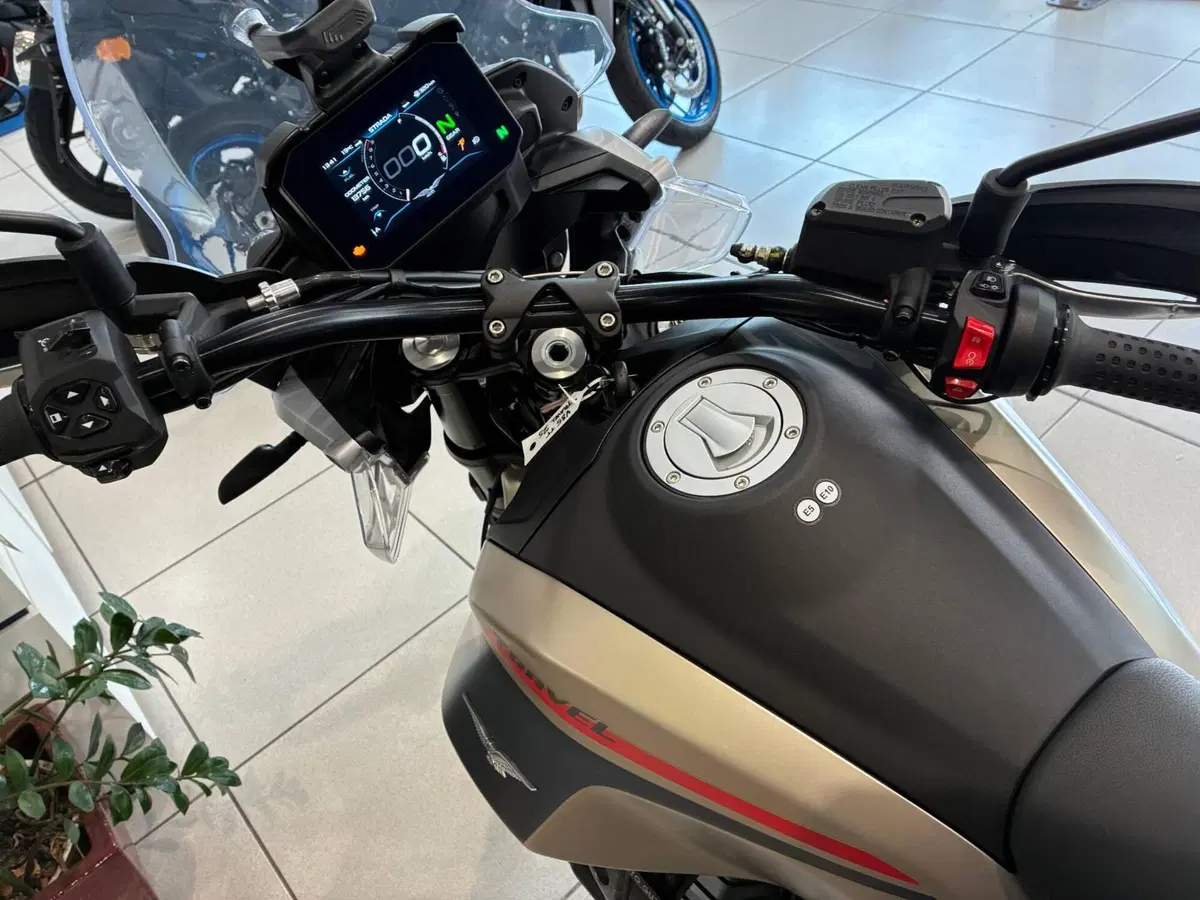 Moto Guzzi V85 TT Travel (2024 - 26) (8)