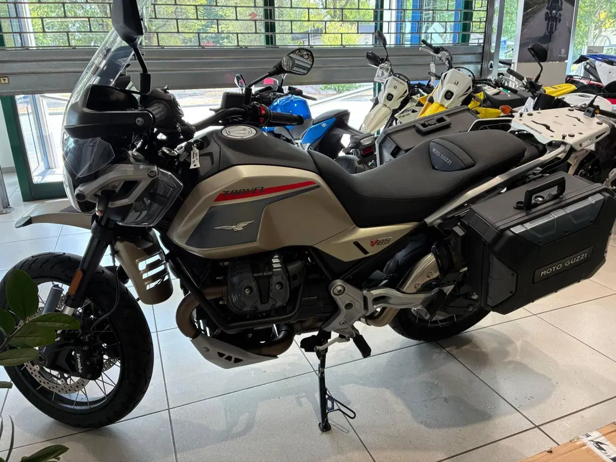 Moto Guzzi V85 TT Travel (2024 - 26) (10)