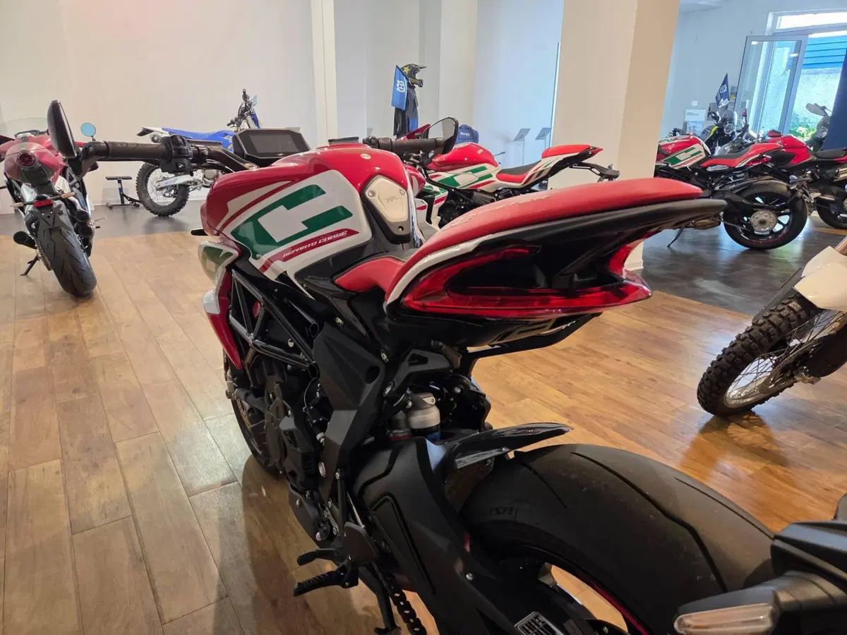 MV Agusta Dragster 800 RC SCS (2022 - 25) (12)