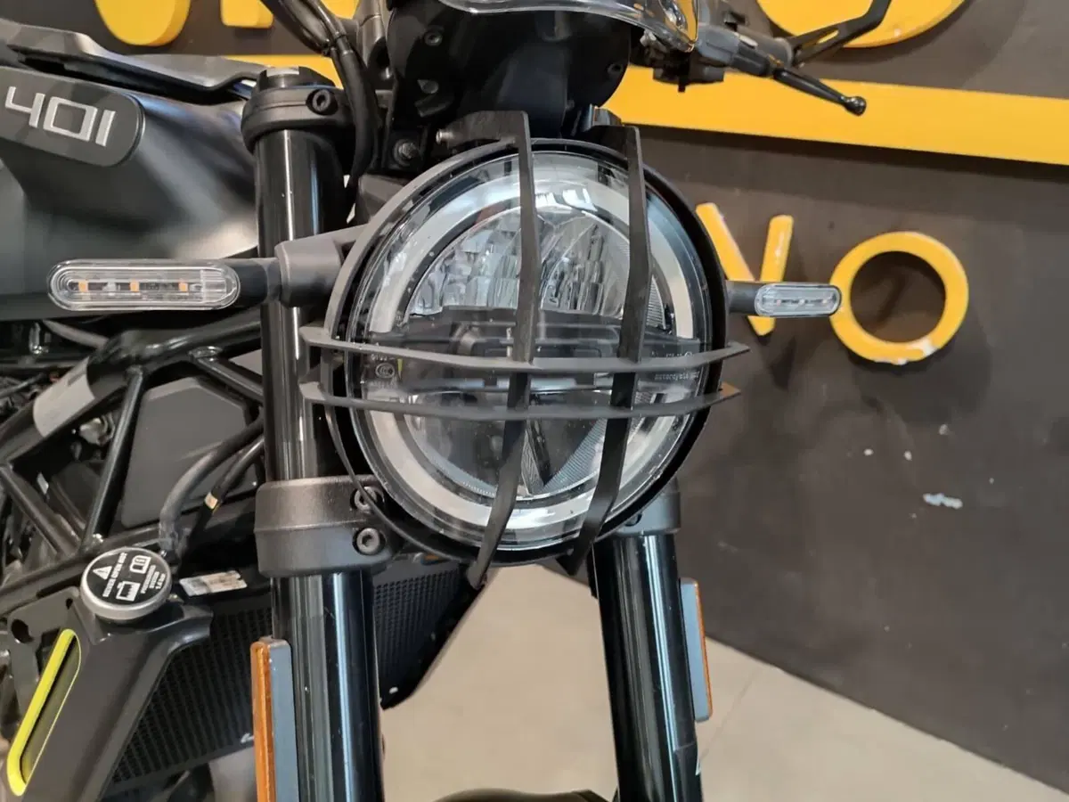 Husqvarna Svartpilen 401 (2021 - 23) (3)