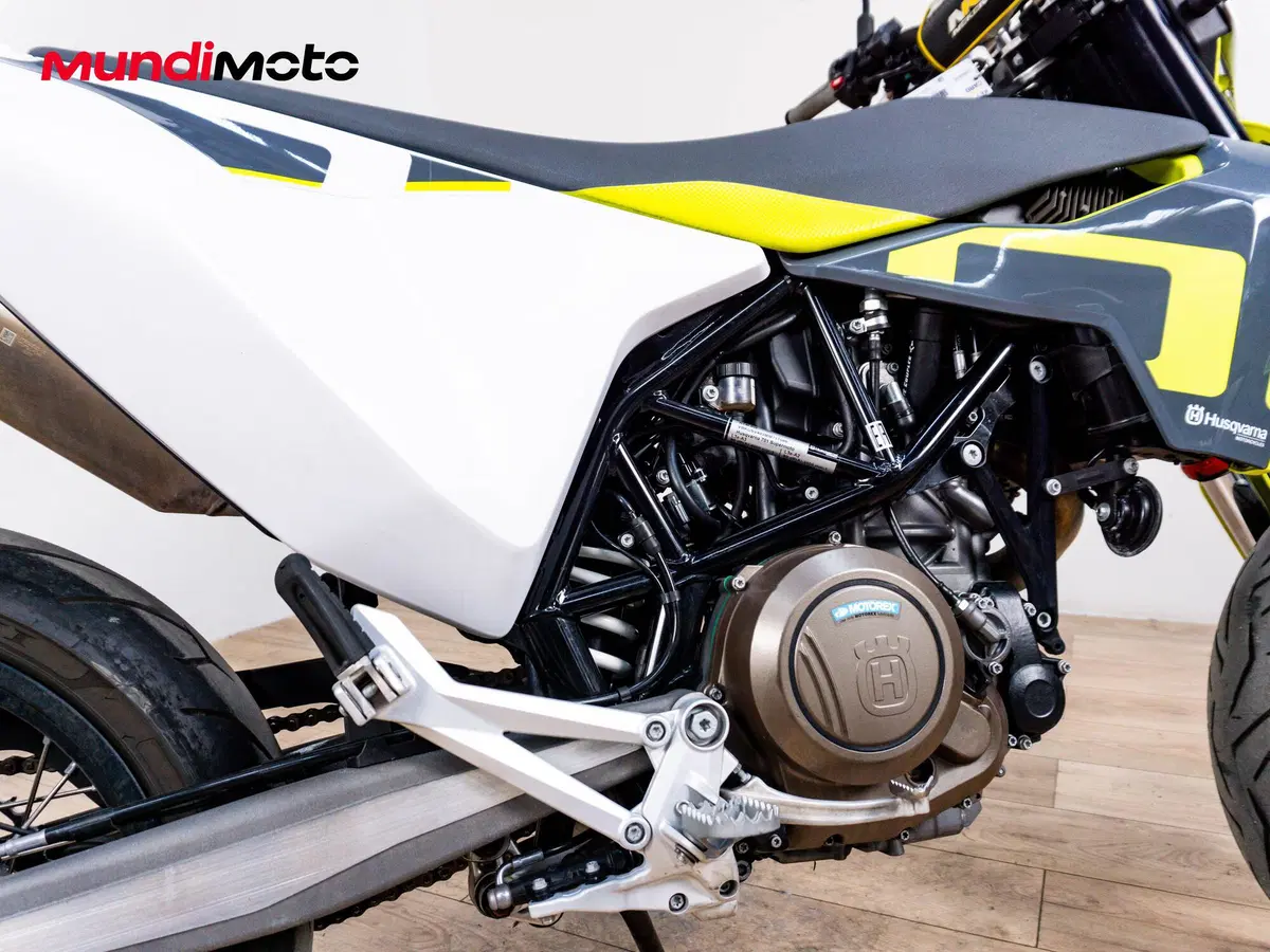 Husqvarna 701 Supermoto (2016) (4)