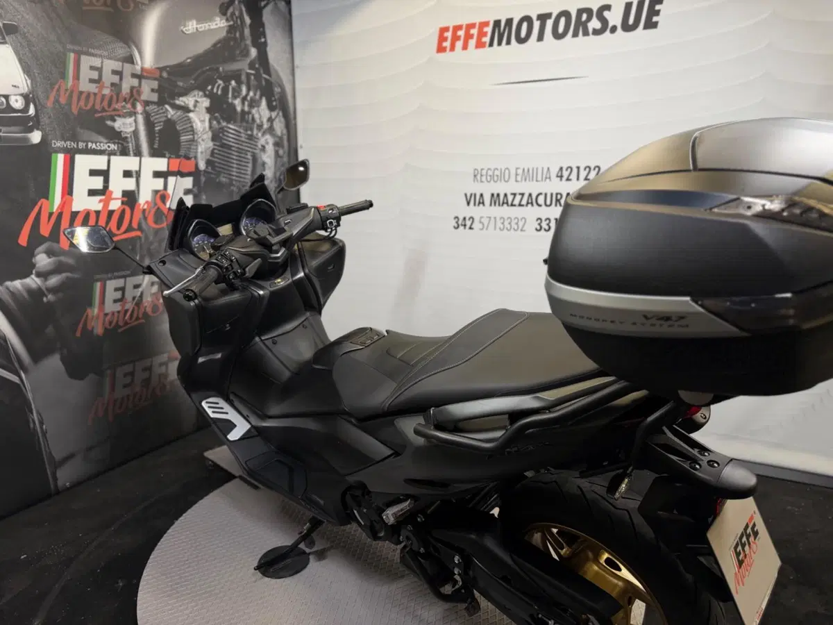 Yamaha T-Max 560 Tech Max (2021) (11)
