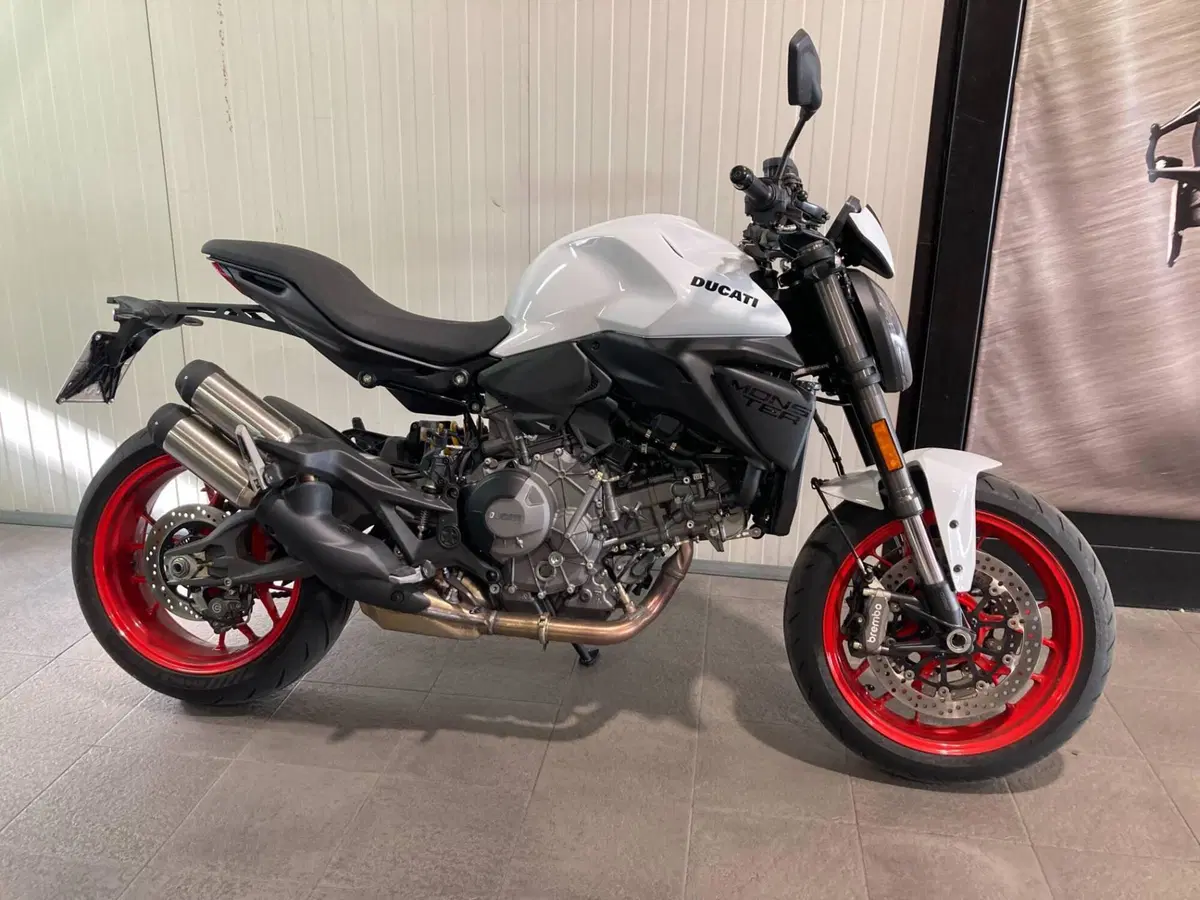Ducati Monster 937 + (2021 - 25)