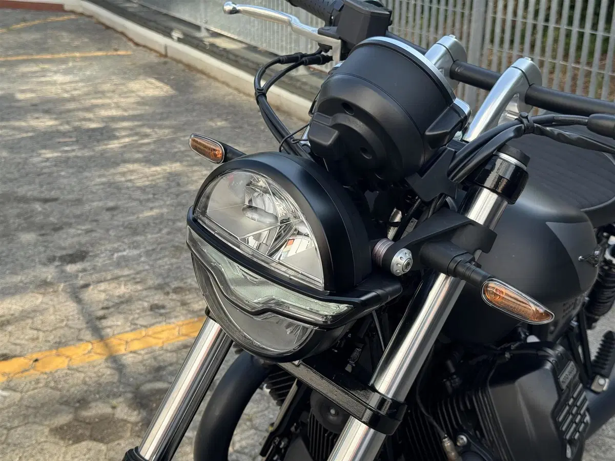 Moto Guzzi V9 Bobber (2021 - 25) (3)