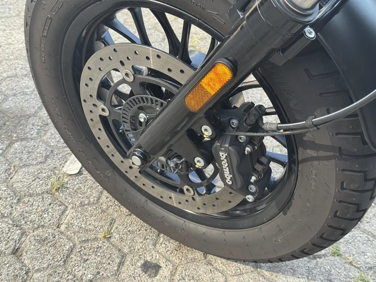 Moto Guzzi V9 Bobber (2021 - 25) (5)