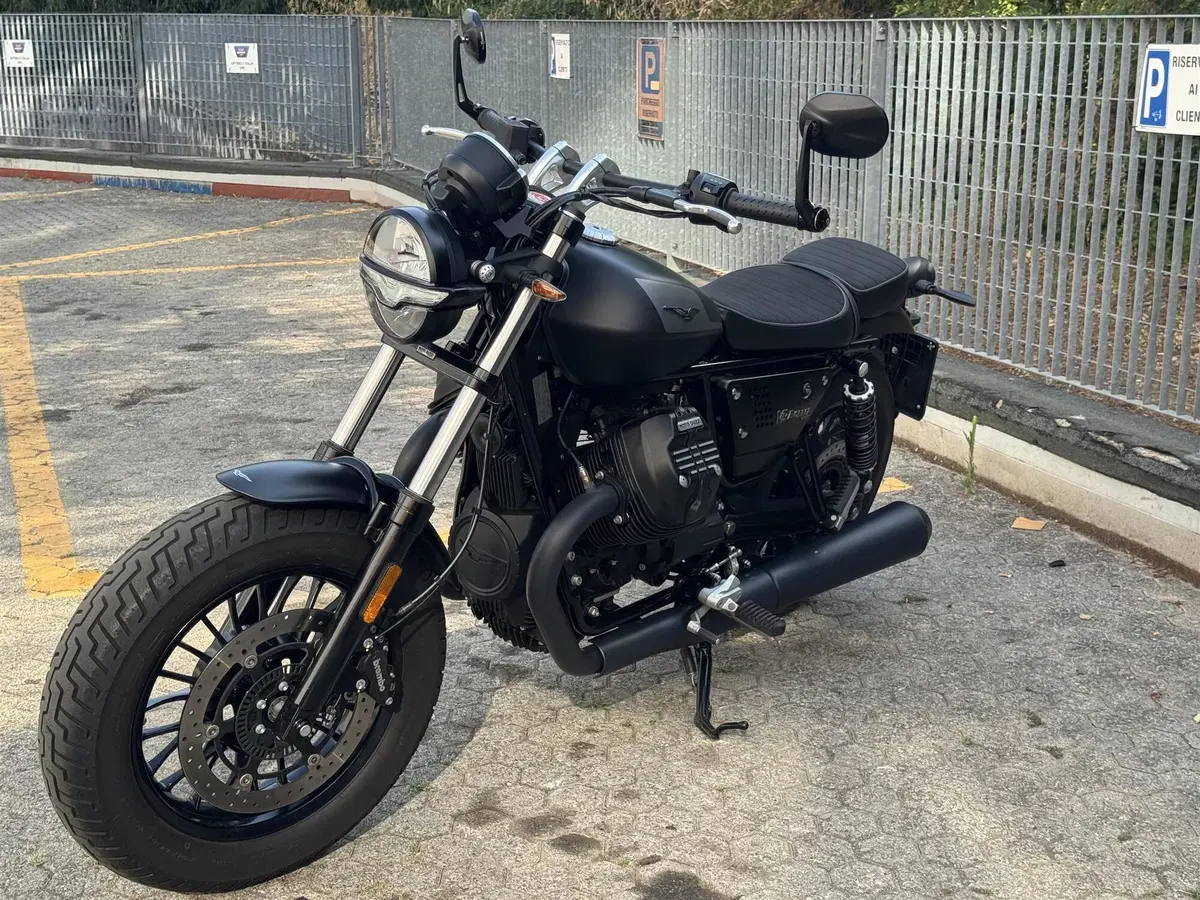 Moto Guzzi V9 Bobber (2021 - 25) (4)