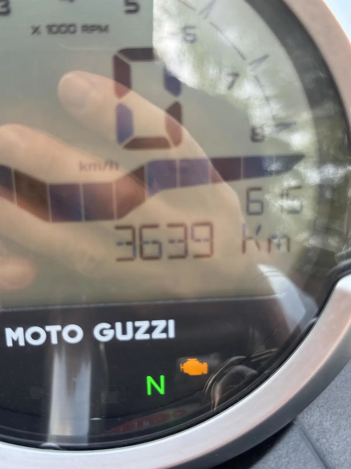 Moto Guzzi V9 Bobber (2021 - 25) (2)