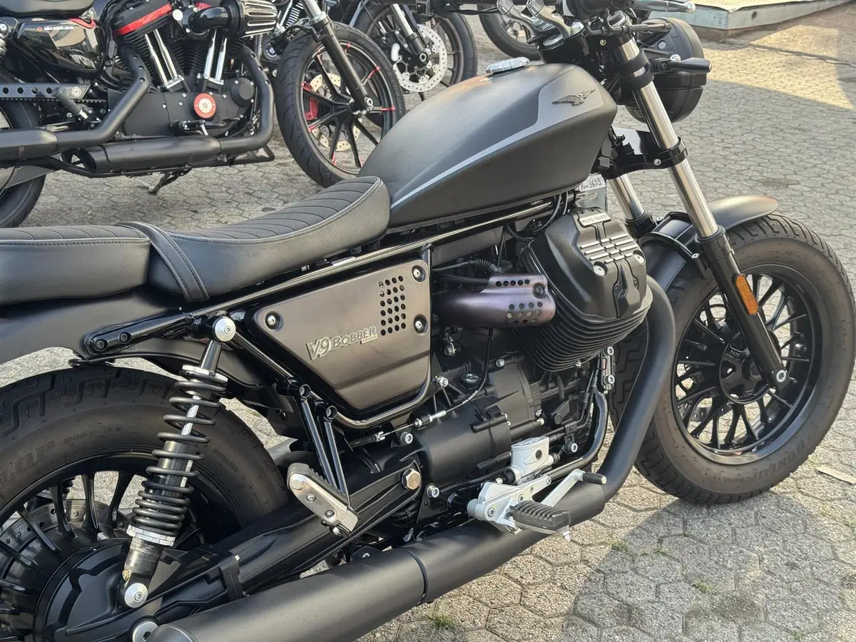 Moto Guzzi V9 Bobber (2021 - 25) (7)