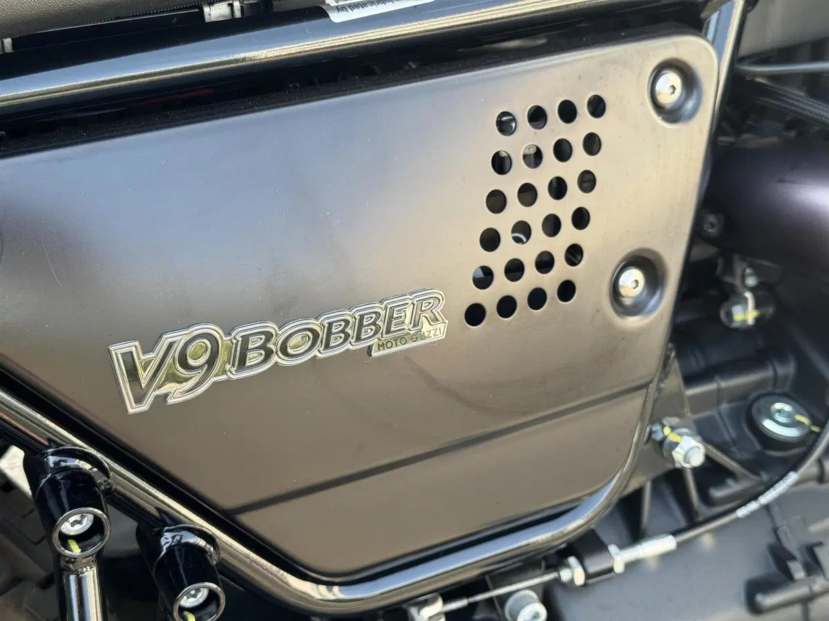 Moto Guzzi V9 Bobber (2021 - 25) (6)