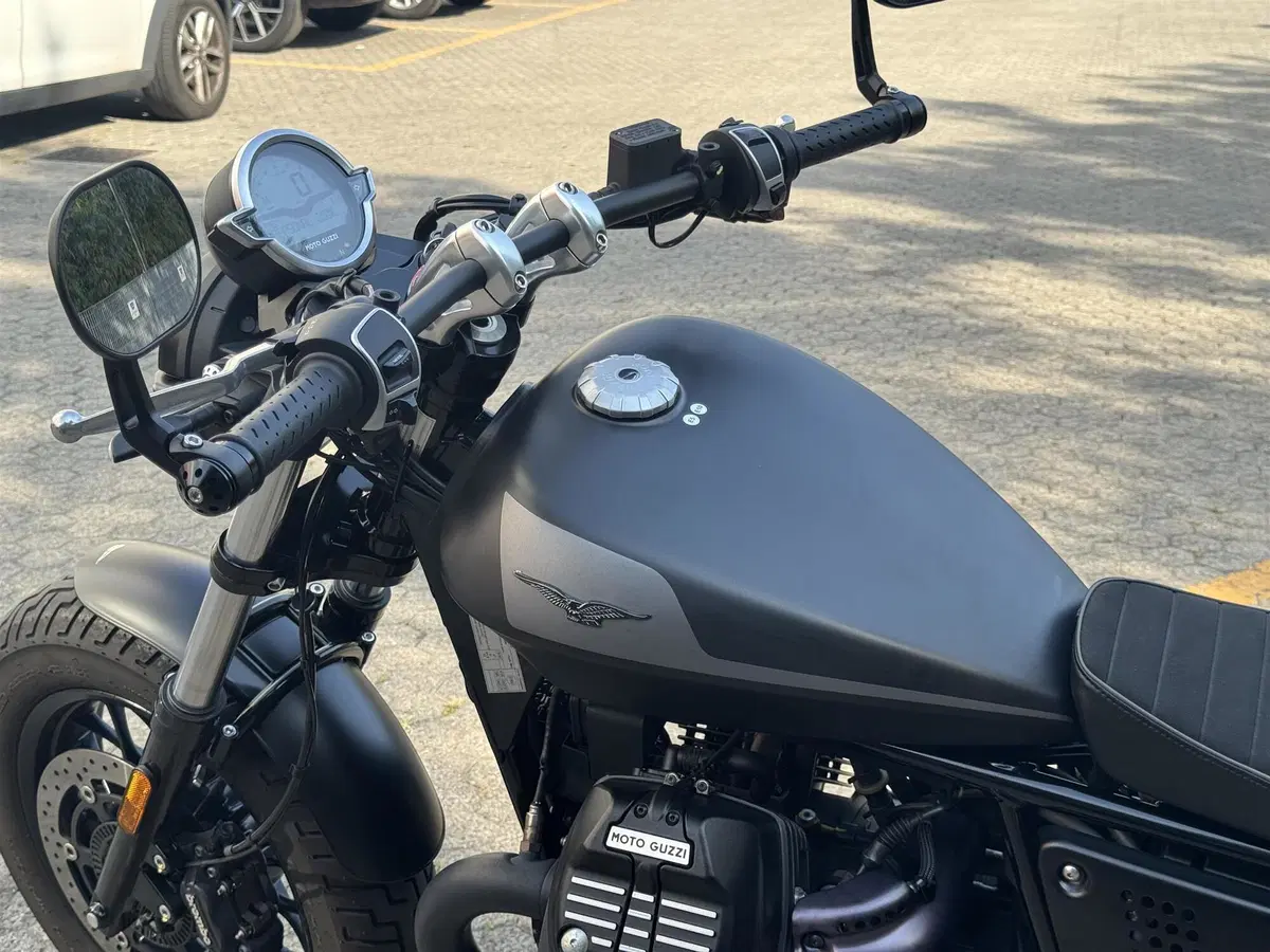 Moto Guzzi V9 Bobber (2021 - 25) (8)