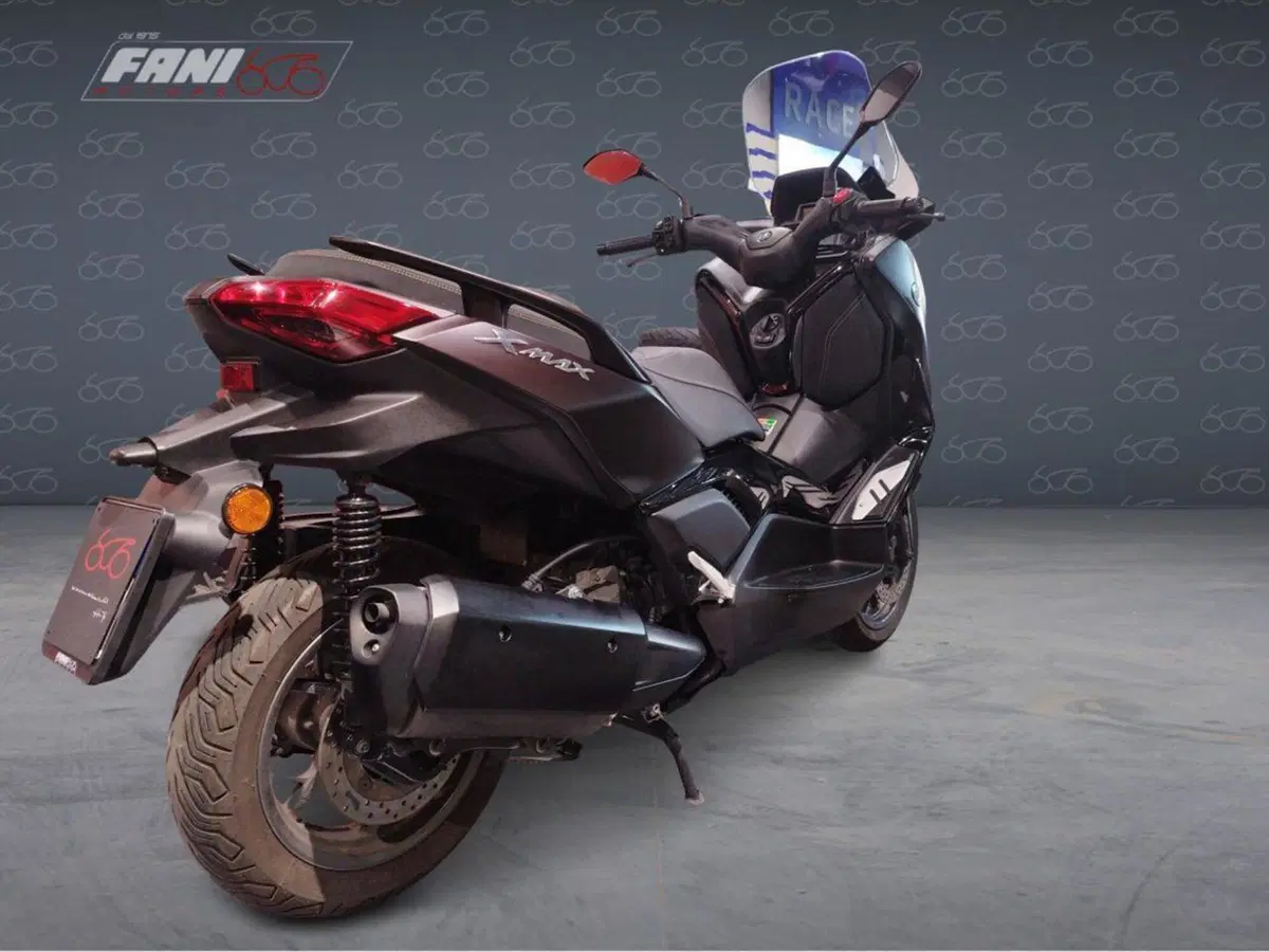 Yamaha X-Max 300 Tech Max (2021 - 24) (3)