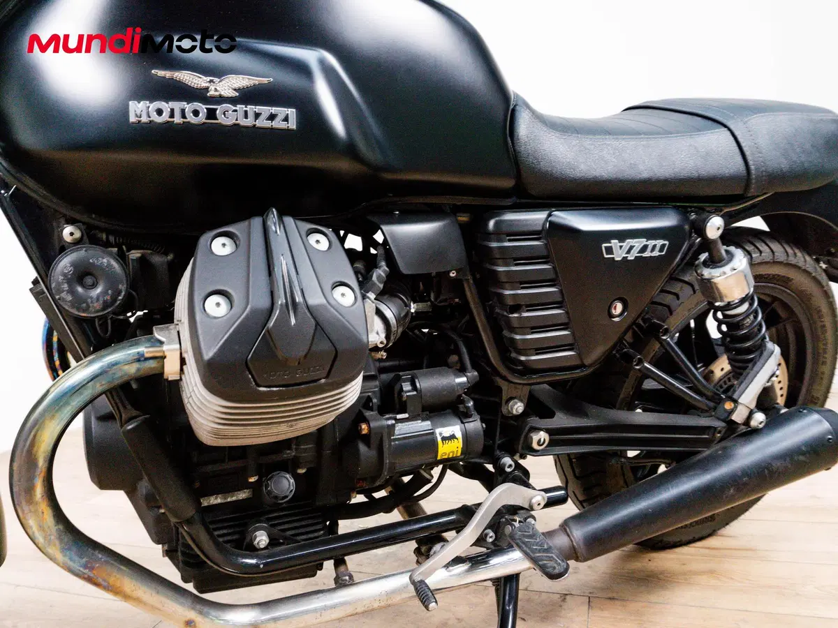 Moto Guzzi V7 II Stone (2015 - 17) (9)