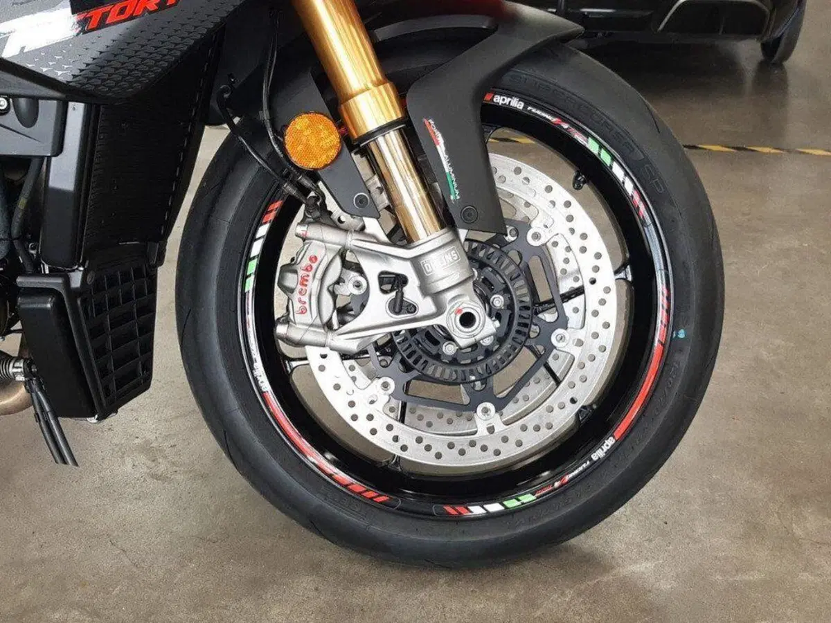 Aprilia Tuono V4 Factory (2025 - 26) (8)
