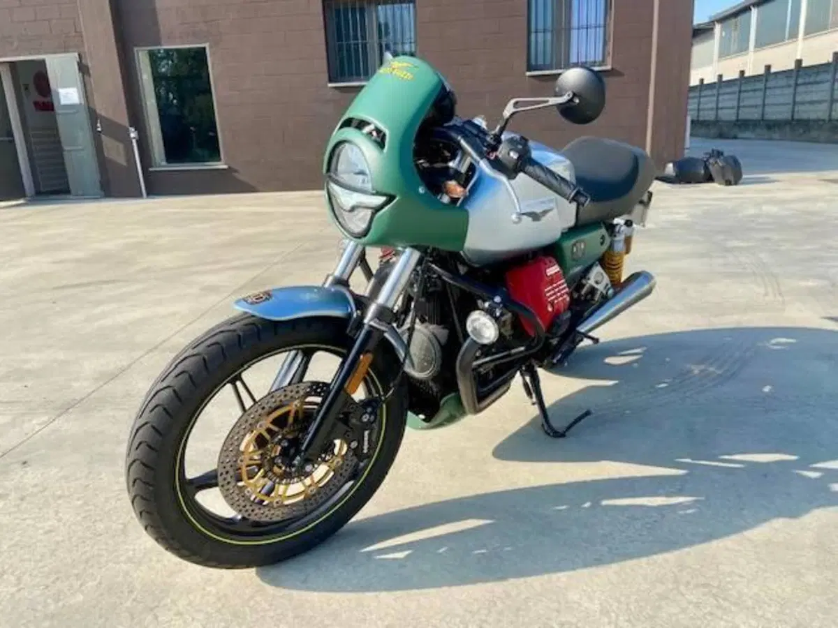 Moto Guzzi V7 Stone (2021 - 24) (2)