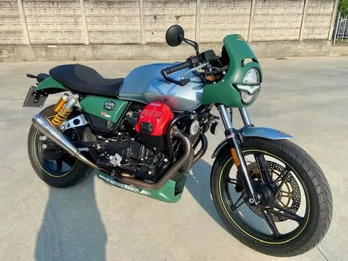 Moto Guzzi V7 Stone (2021 - 24) (4)