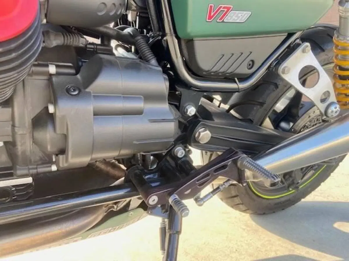 Moto Guzzi V7 Stone (2021 - 24) (7)