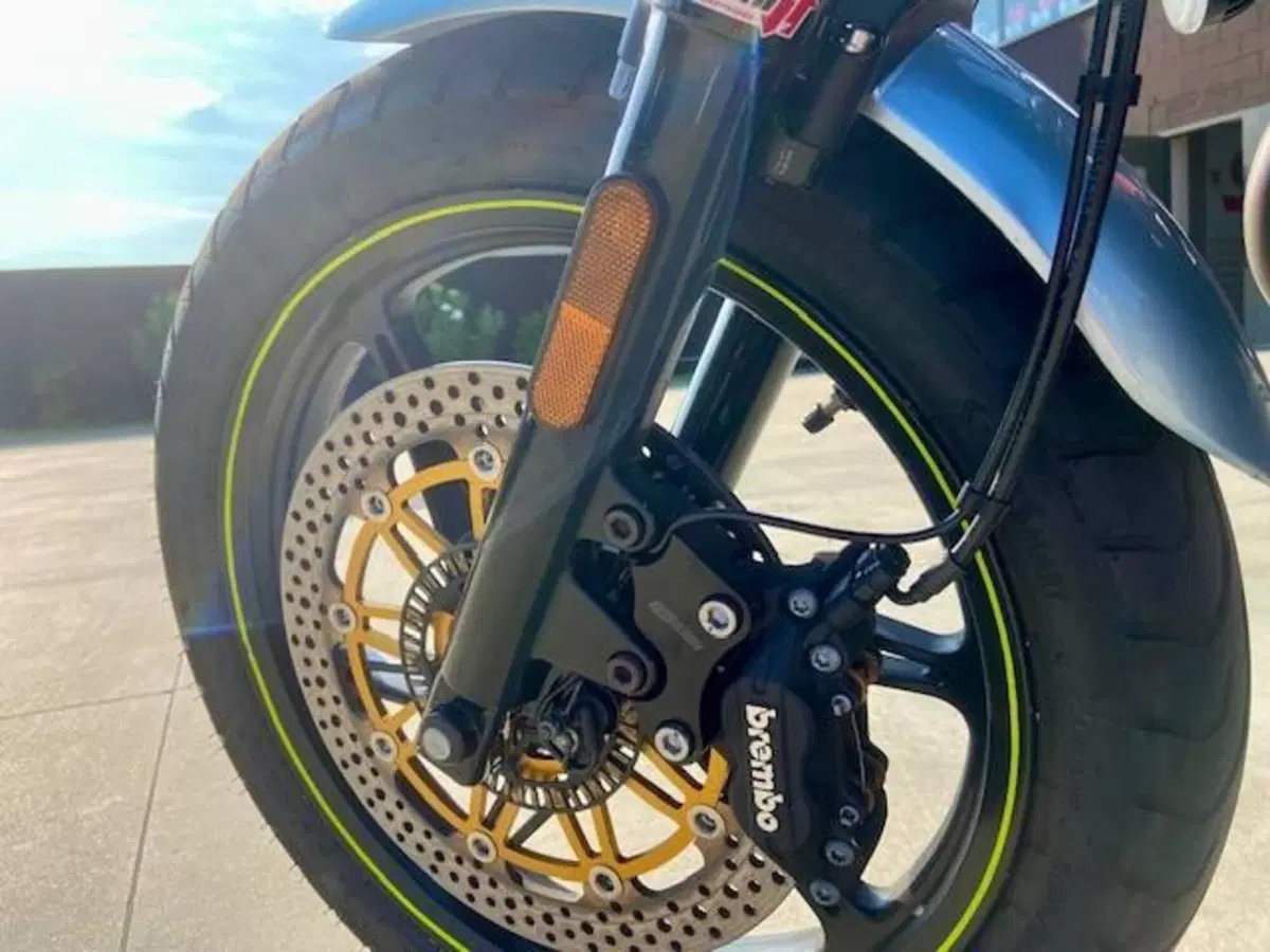 Moto Guzzi V7 Stone (2021 - 24) (8)