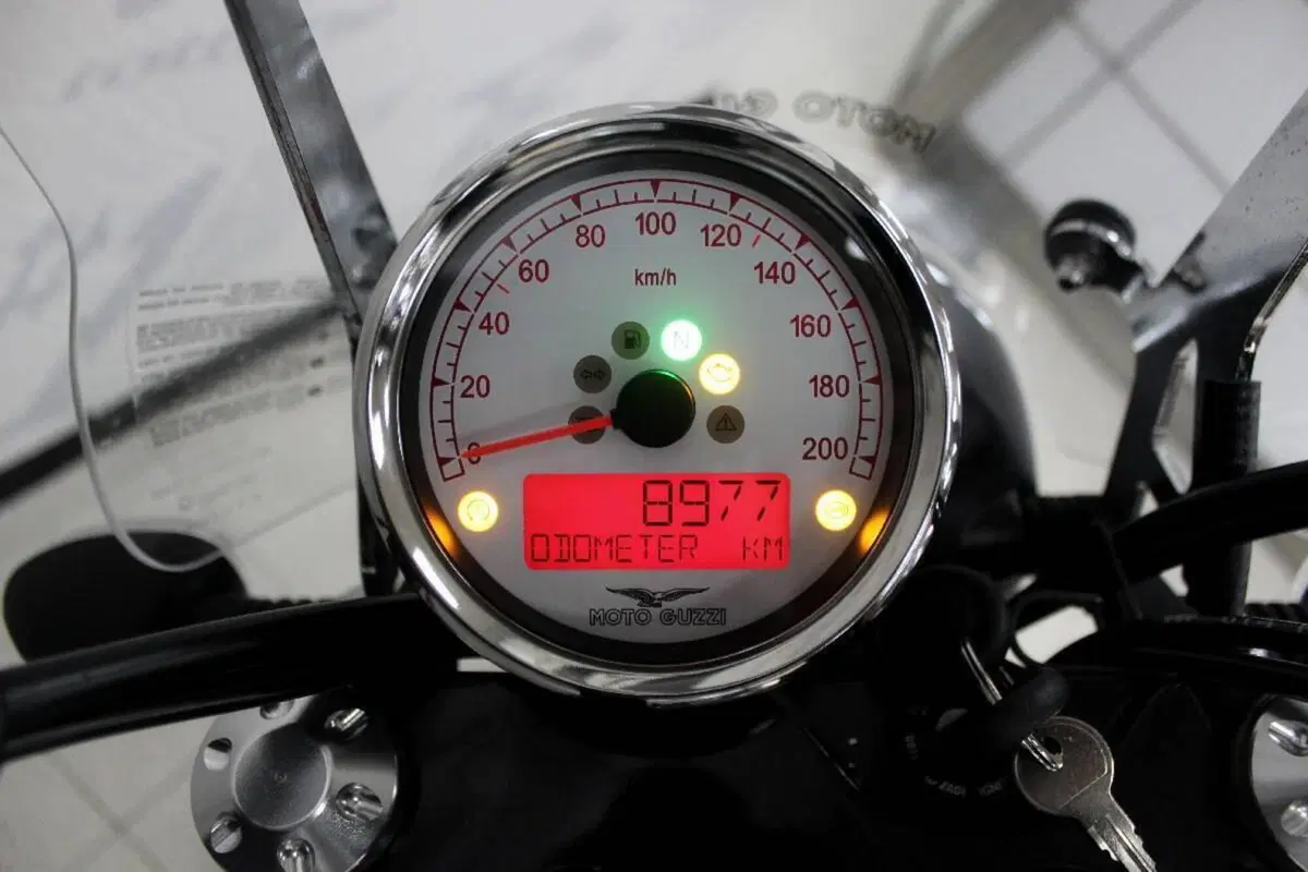 Moto Guzzi V9 Roamer (2016 - 18) (6)