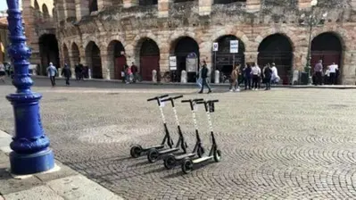 Addio ai monopattini in sharing, Verona cambia rotta e scommette solo sulle biciclette