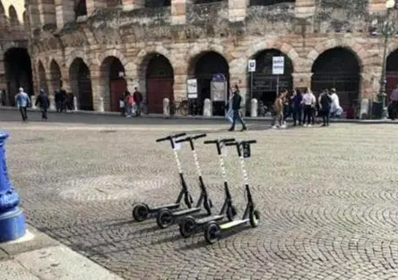 Addio ai monopattini in sharing, Verona cambia rotta e scommette solo sulle biciclette