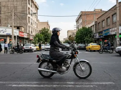 Niente patenti per le moto alle donne, arriva la smentita ufficiale della polizia iraniana